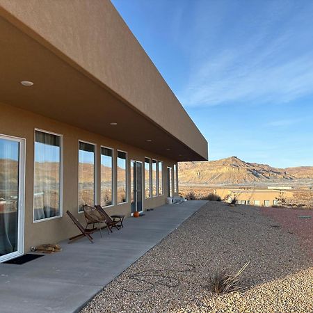 Page Arizona Border Town- Grand Serenity Room With Mesa Views Big Water Buitenkant foto