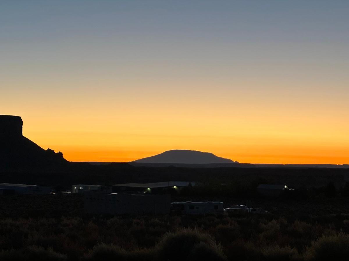 Page Arizona Border Town- Grand Serenity Room With Mesa Views Big Water Buitenkant foto