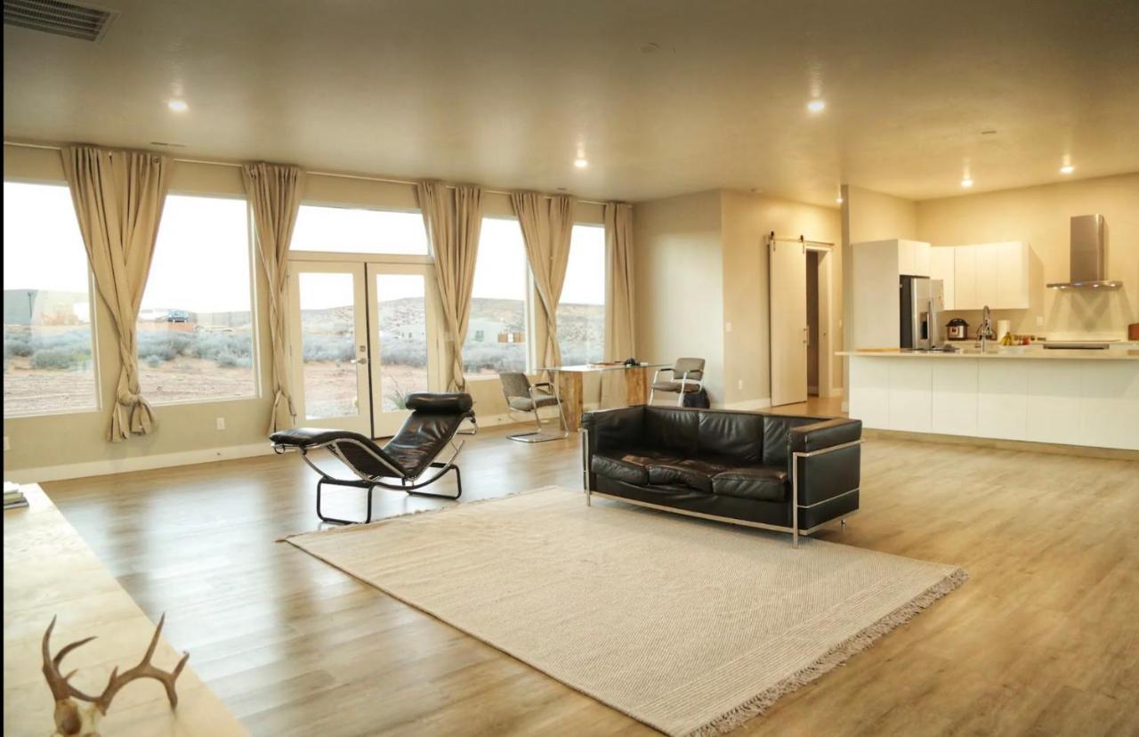 Page Arizona Border Town- Grand Serenity Room With Mesa Views Big Water Buitenkant foto