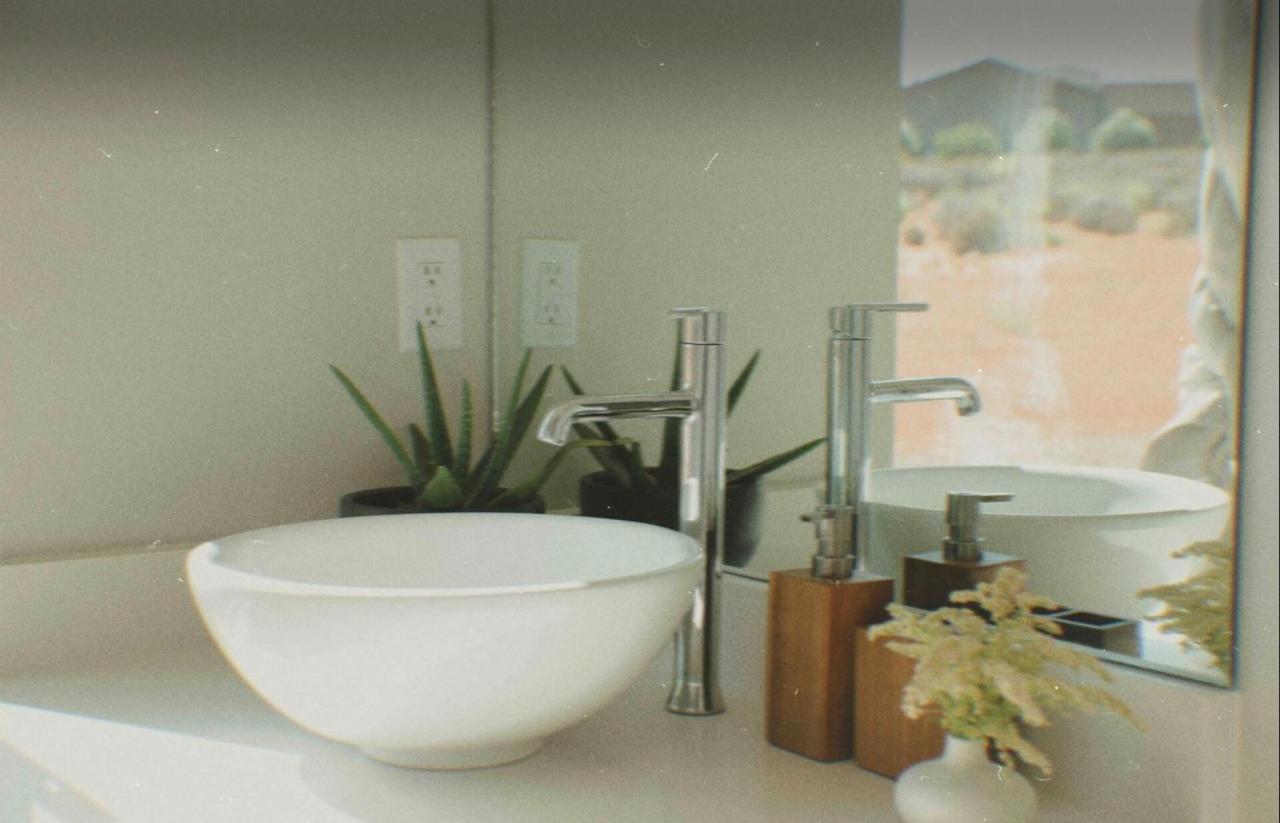 Page Arizona Border Town- Grand Serenity Room With Mesa Views Big Water Buitenkant foto