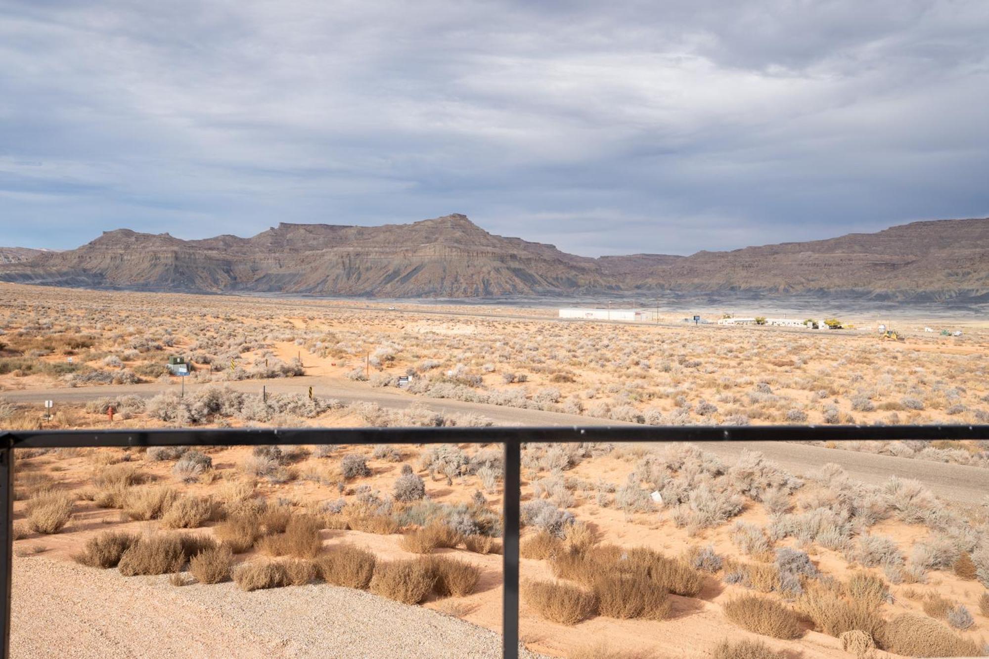 Page Arizona Border Town- Grand Serenity Room With Mesa Views Big Water Buitenkant foto